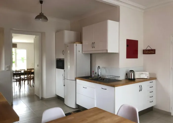 Casa de Férias Le Printemps, Maison 15 Pers Avec Piscine Cheviré-le-Rouge